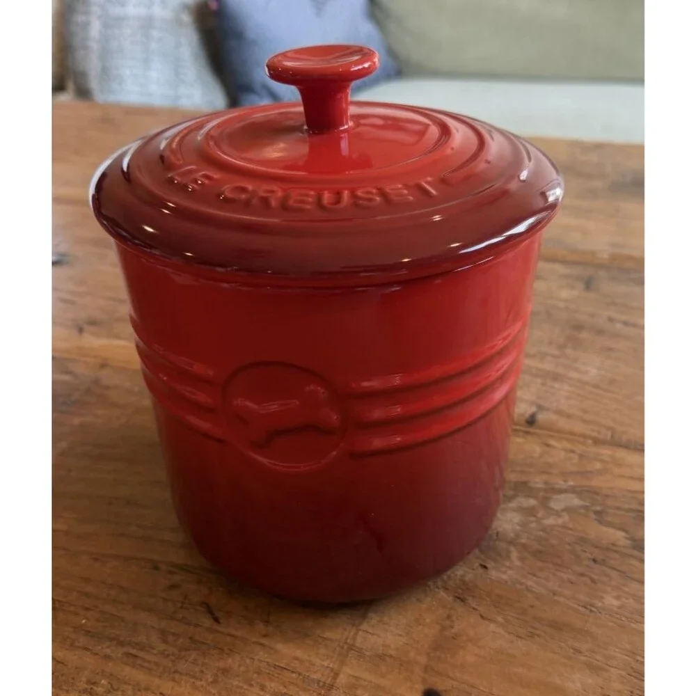 Le Creuset Stoneware Pet Food Storage Container Jar w/ Lid Scoop Cerise Red NEW